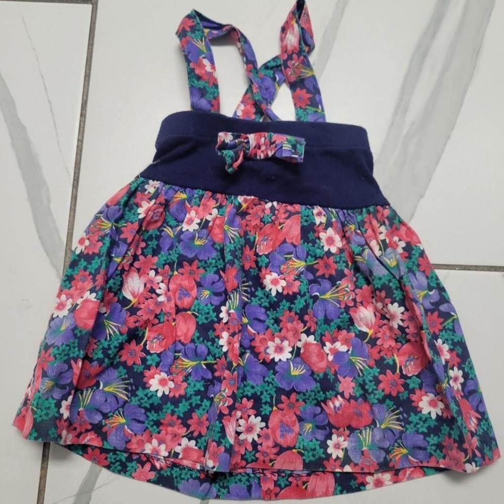Floral baby girl dress with bow detail. Size: 24 months